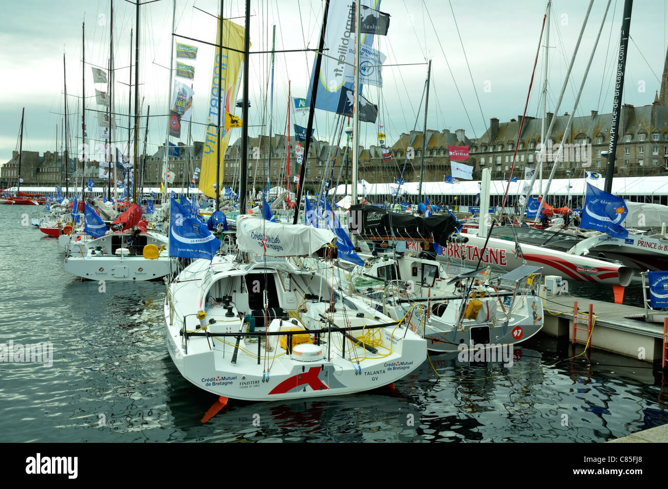 Route du Rhum, monohull racing barche nel porto di St Malo (Brittany, Francia). Foto Stock