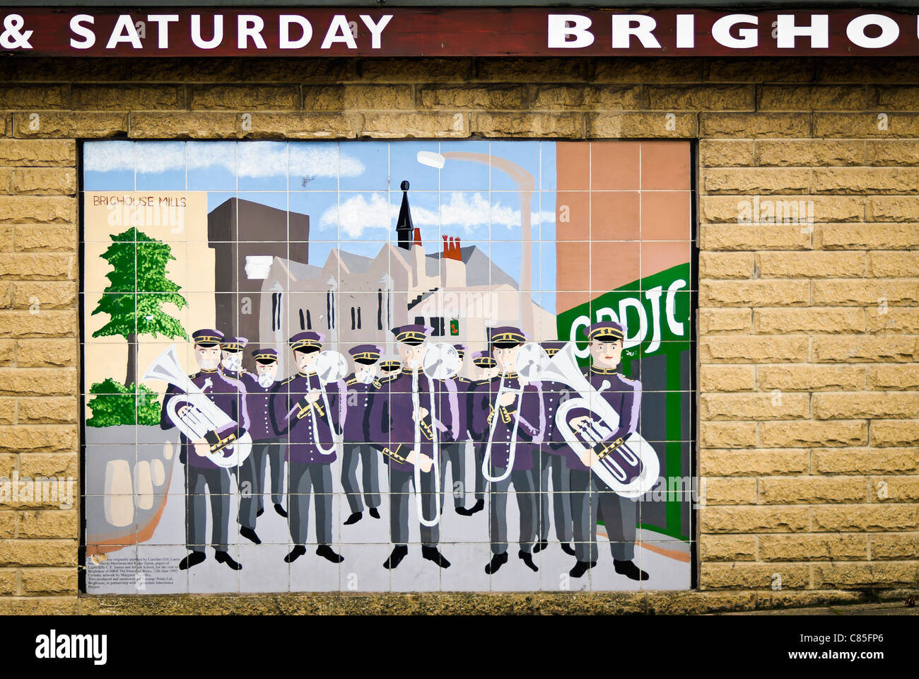 Brighouse città industriale Yorkshire County colorate colore colore colorata arte vandalismo artistico paint dipinto Foto Stock