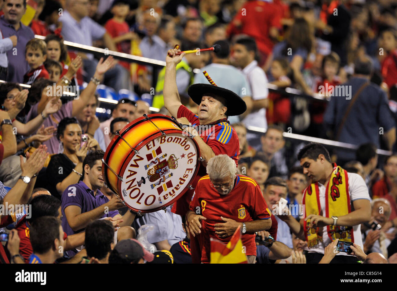 Manolo el del Bombo, mascotte della nazionale spagnola durante la partita di qualificazione Euro 2012 tra Spagna e Scozia (3:1) nello stadio Rico Perez di Alicante, Spagna Foto Stock