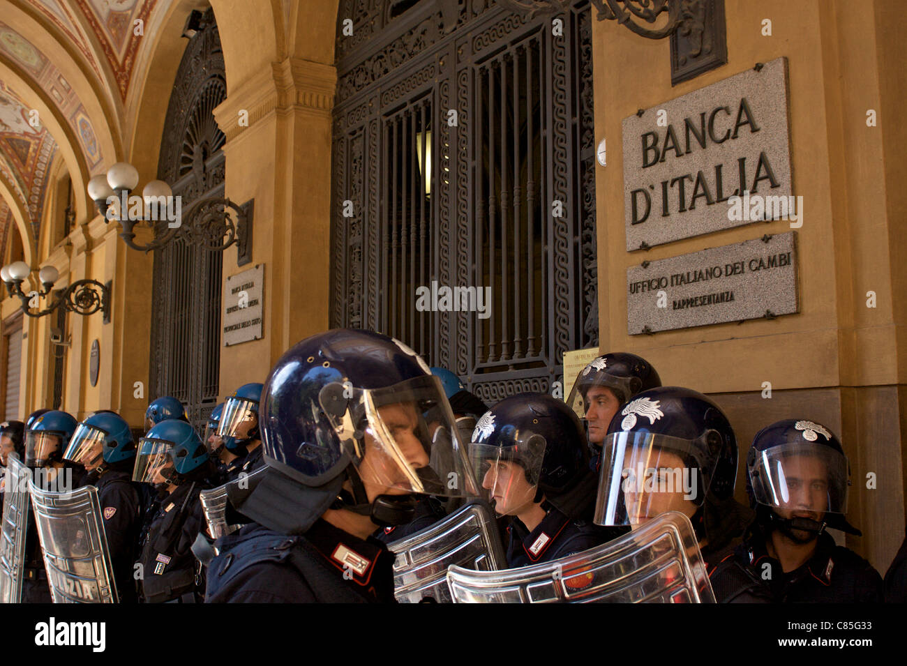 L'Italia, Bologna: (12-Otc-2011) - Studente protesta contro la Banca centrale italiana. La gente lotta contro poliziotti cercando di occupare la banca di capo ufficio Foto Stock