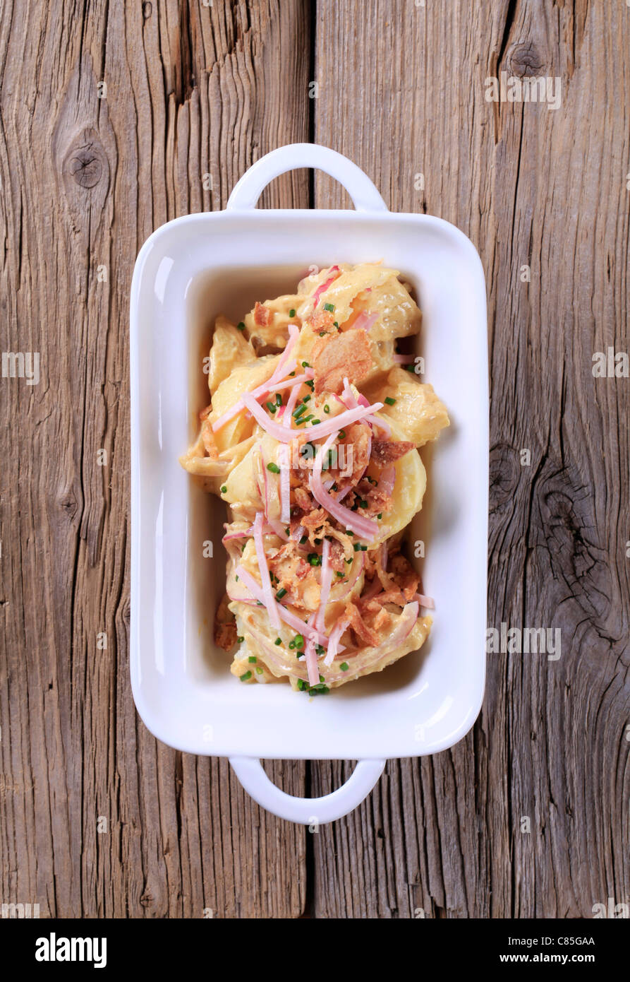 Insalata di patate con strisce di prosciutto e panna Foto Stock