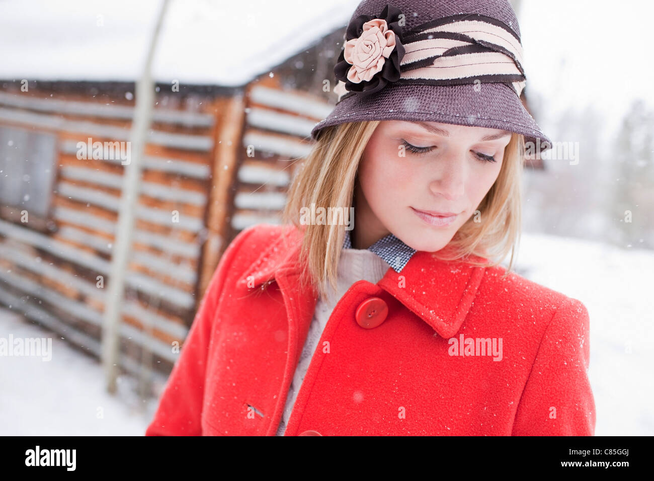 Woman in Red Coat, Frisco, Summit County, Colorado, STATI UNITI D'AMERICA Foto Stock