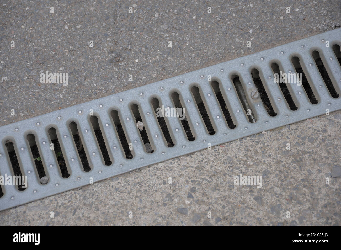 Lungo la griglia di drenaggio. Foto Stock