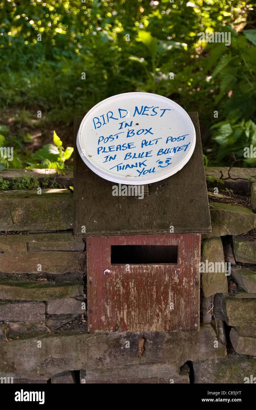 Un segno su un territorio rurale letterbox avvertimento che il canto di un uccello è all'interno di nesting, REGNO UNITO Foto Stock