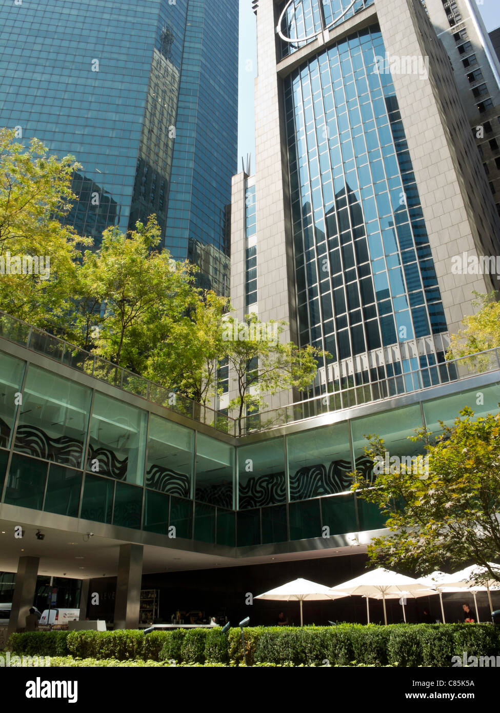 Leva del cortile della casa e grattacieli di Midtown, New York Foto Stock