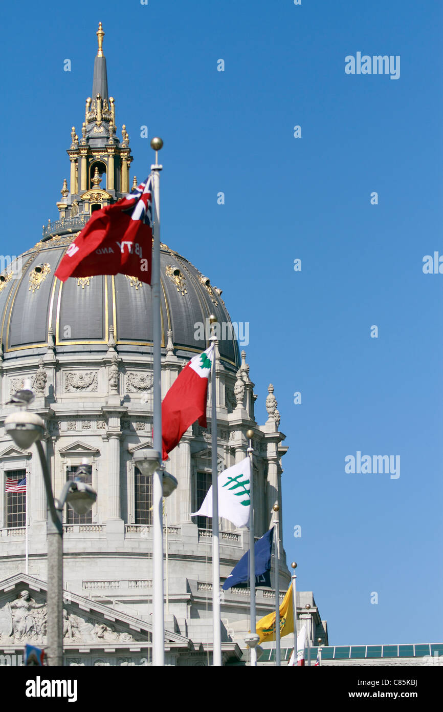 San Francisco City Hall. La prima (5a) l hall è stata distrutta in il terremoto del 1906. Questa sala è stato avviato il 15 aprile 1913 dal sindaco 'Sunny Jim' Rolph . Ci sono voluti tre anni e di $3,5 milioni di euro per costruire. Nel 1989, un altro terremoto ha colpito e questa volta, il Municipio è rimasto in piedi, ma determinato sismicamente insicure. La sala ha subito un $293 milioni di aggiornamento e retrofit sismico nel 1998. La ricostruita municipio fu ufficialmente riaperto il 5 gennaio 1999 Foto Stock