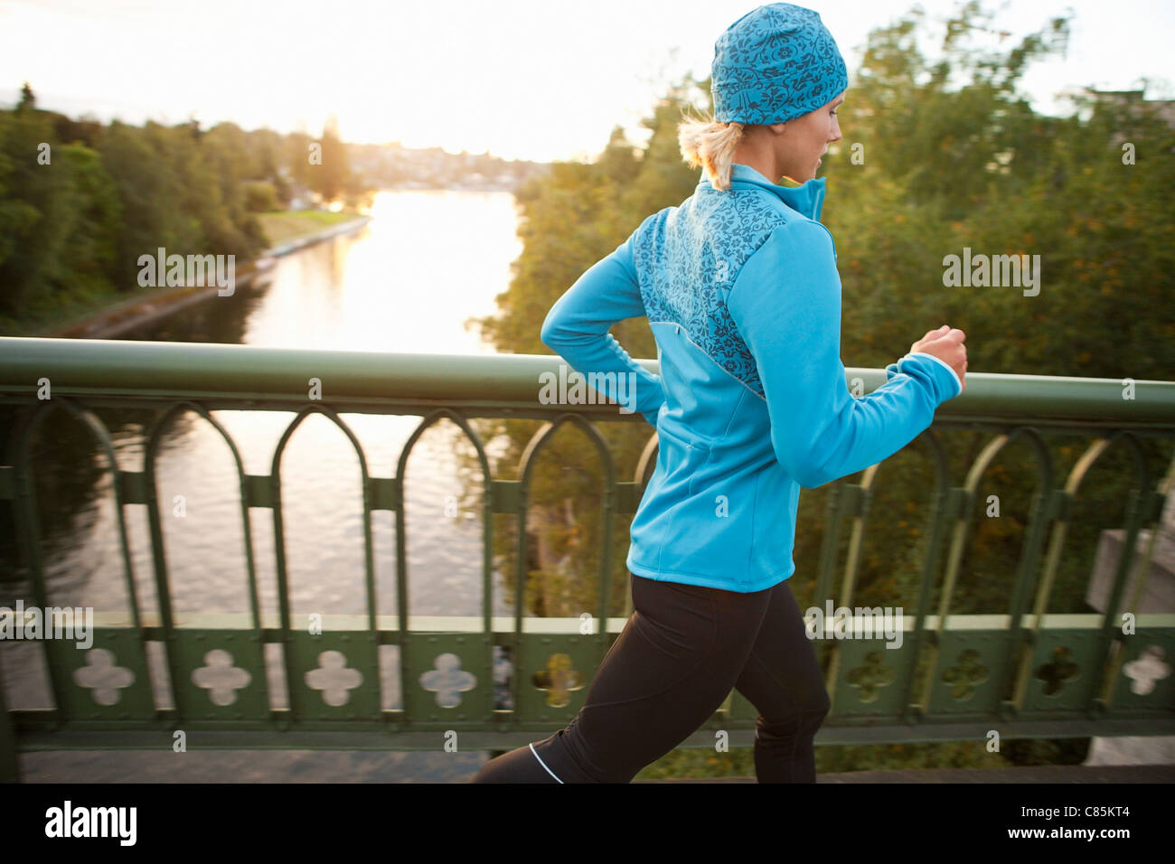 Donna Jogging attraverso il ponte, Seattle, Washington, Stati Uniti d'America Foto Stock