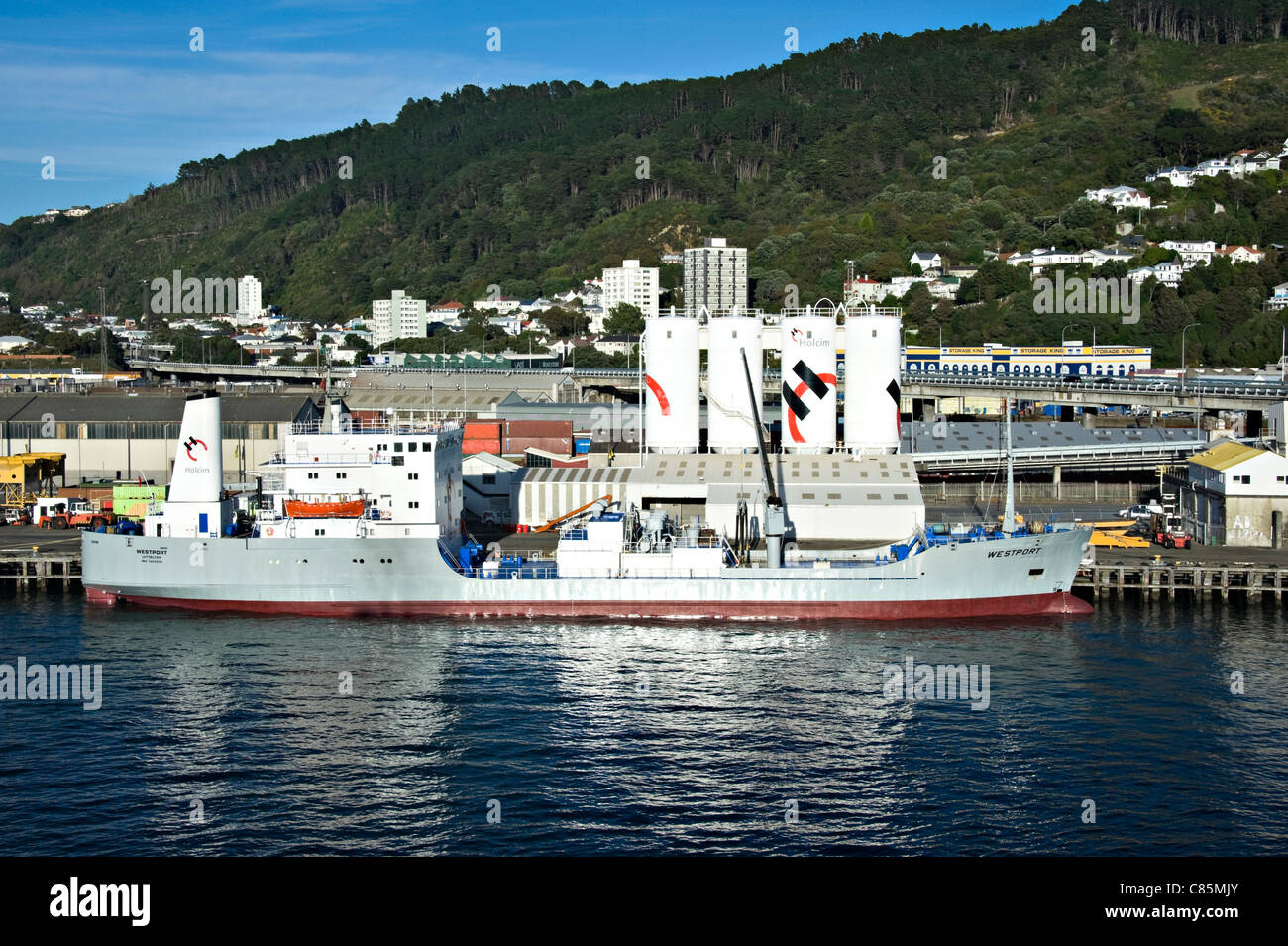 La Holcim cemento nave portante Westport attraccata ad una banchina nel porto di Wellington Isola del nord della Nuova Zelanda Foto Stock