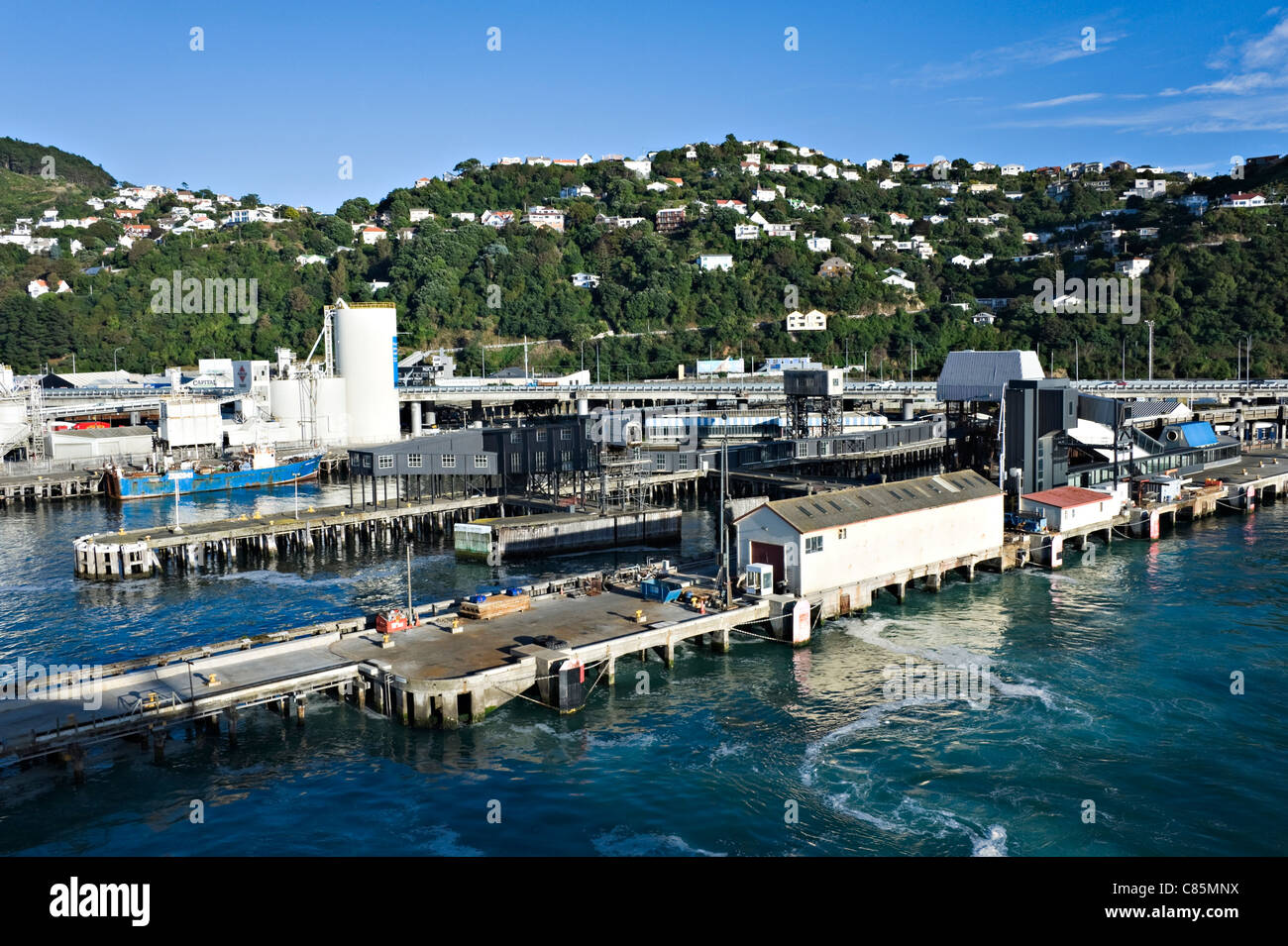 Partenza dal porto di una nave dal porto di Wellington con Quaysides e magazzini Isola del nord della Nuova Zelanda NZ Foto Stock