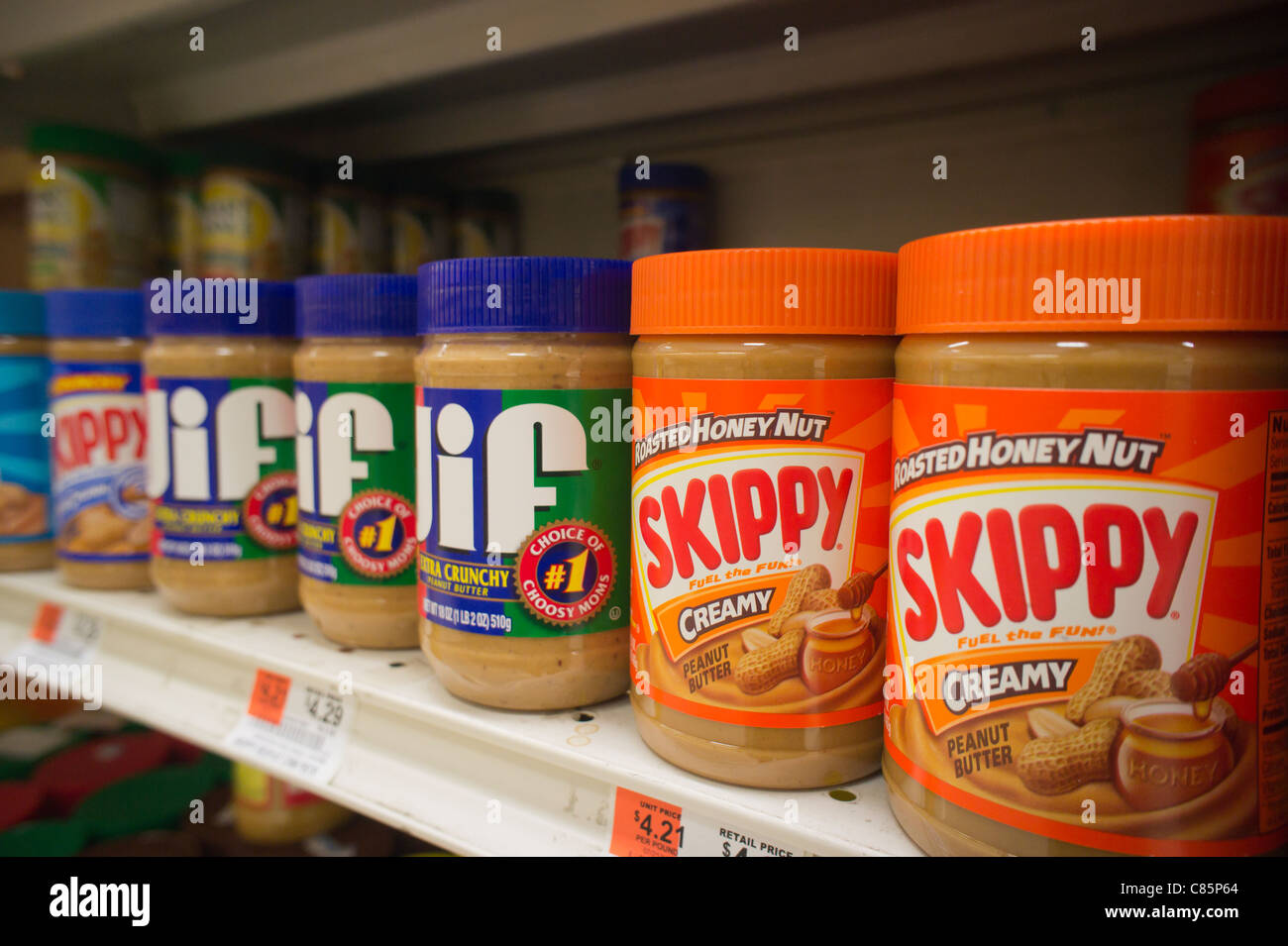 Vasi di Skippy e Jif burro di arachidi sono visto su uno scaffale di supermercato in New York Foto Stock