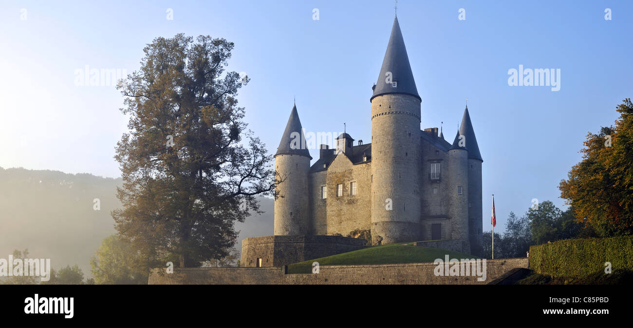 Il medievale castello di Vêves / Château de Vêves nella nebbia autunnale, Celles, Ardenne belghe, Belgio Foto Stock