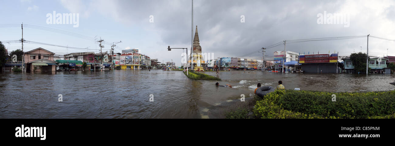 Vista Panorama , inondazioni su strada principale nella provincia di Ayutthaya in Thailandia Foto Stock