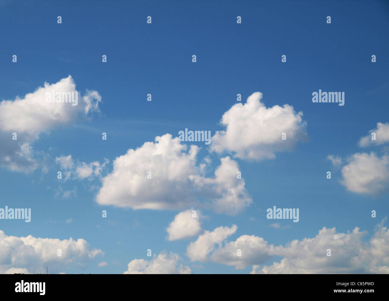 Cielo di estate blu con il bianco delle nuvole, cielo sfondo Foto Stock