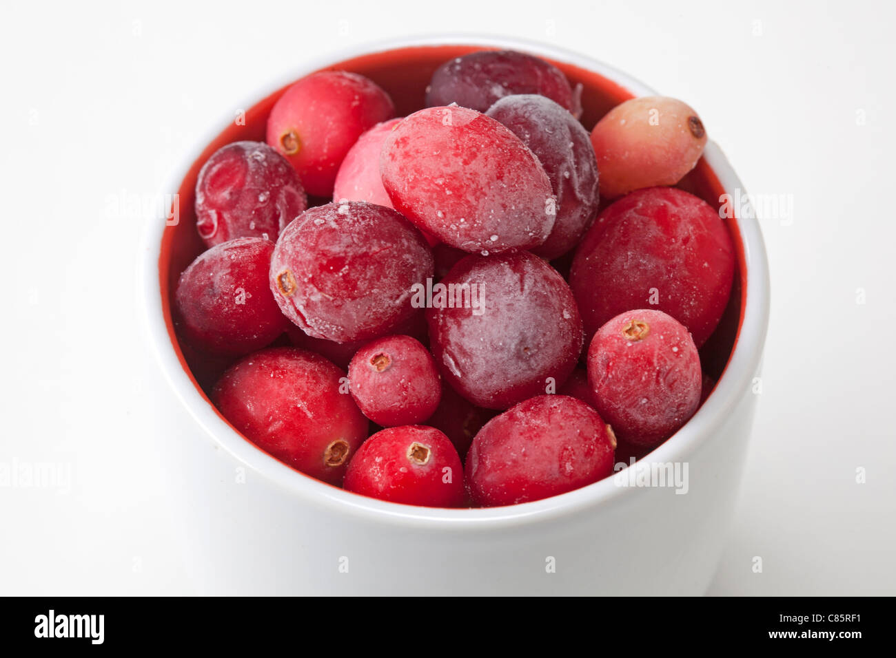 Congelati di mirtilli rossi rosso nel recipiente Foto Stock