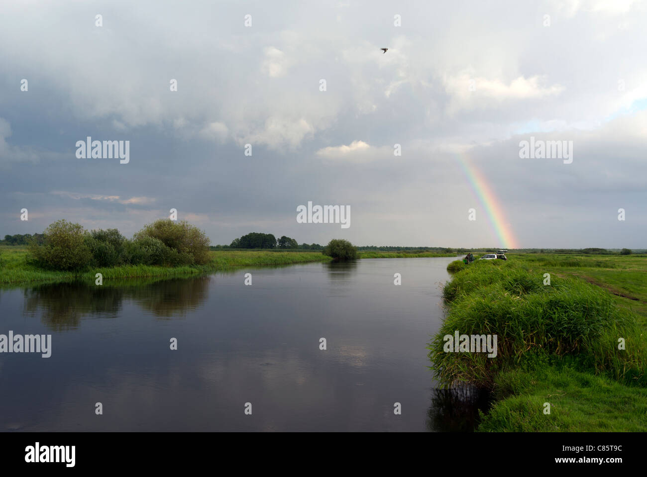 Polonia, Biebrza National Park, bellissimo arcobaleno e fisherman Foto Stock