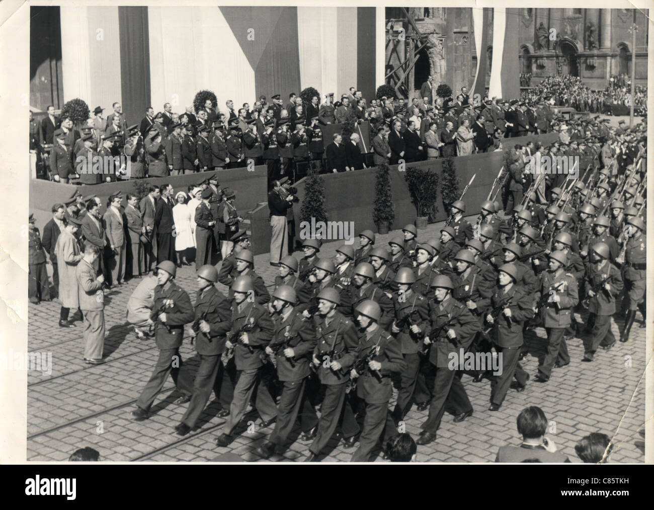 Parata militare nella piazza di Stalin a Praga, Cecoslovacchia. Foto di archivio. Foto Stock