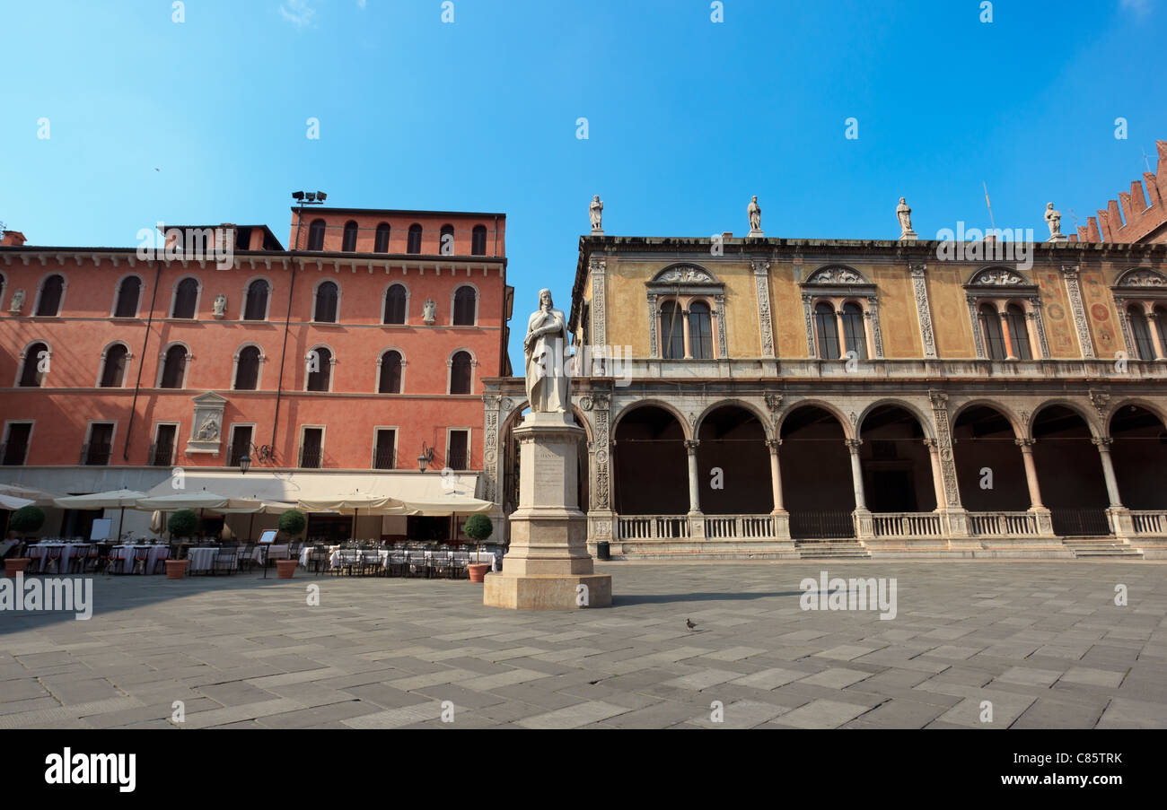 Statua di Dante in Piazza dei Signori di Verona Foto Stock