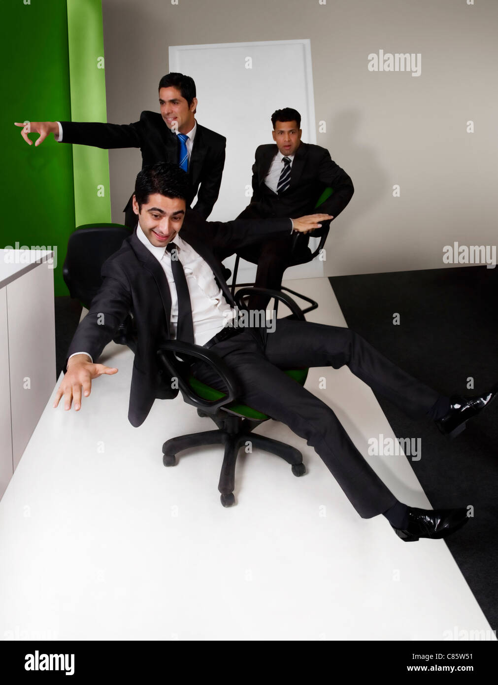 Imprenditori divertirsi in ufficio Foto Stock