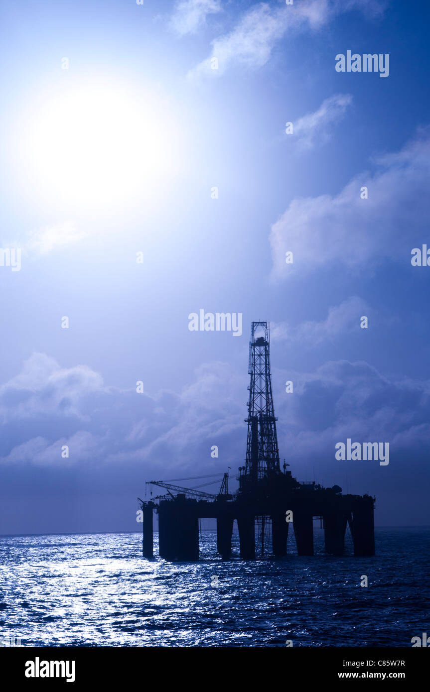 Sul galleggiante offshore oil drilling rig. Luce posteriore vista. Costa del Brasile, 2010. Foto Stock