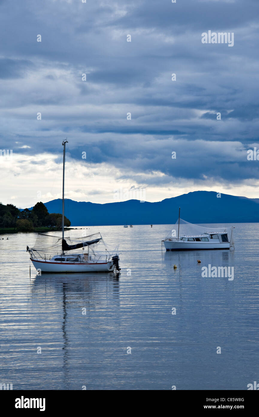 Nube di sera gli effetti su lago Taupo Isola del nord della Nuova Zelanda NZ Foto Stock