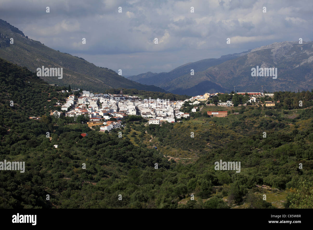 Nel tardo pomeriggio la luce del sole splende sulle bianche case dipinte di Gaucin, un [pueblo blanco] in Andalusia, Spagna Foto Stock