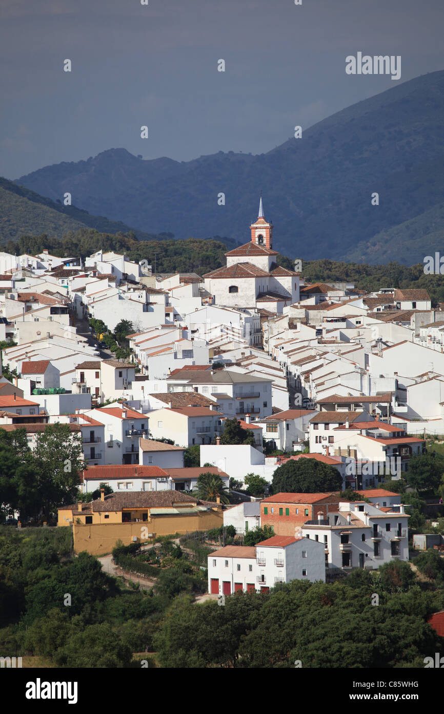 Nel tardo pomeriggio la luce del sole splende sulle bianche case dipinte di Gaucin, un [pueblo blanco] in Andalusia, Spagna Foto Stock