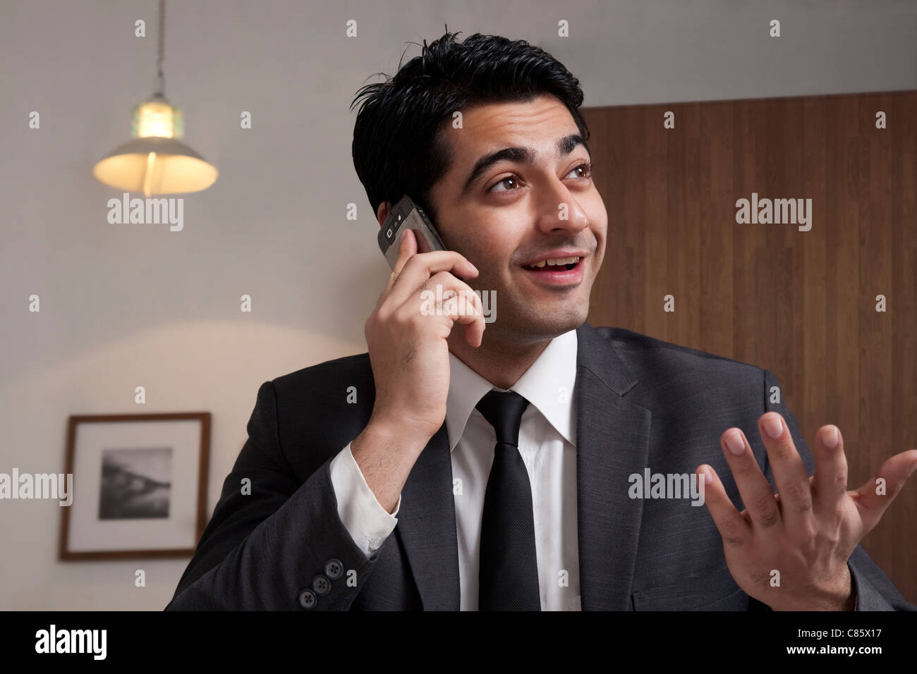 Imprenditore a parlare su un telefono mobile Foto Stock