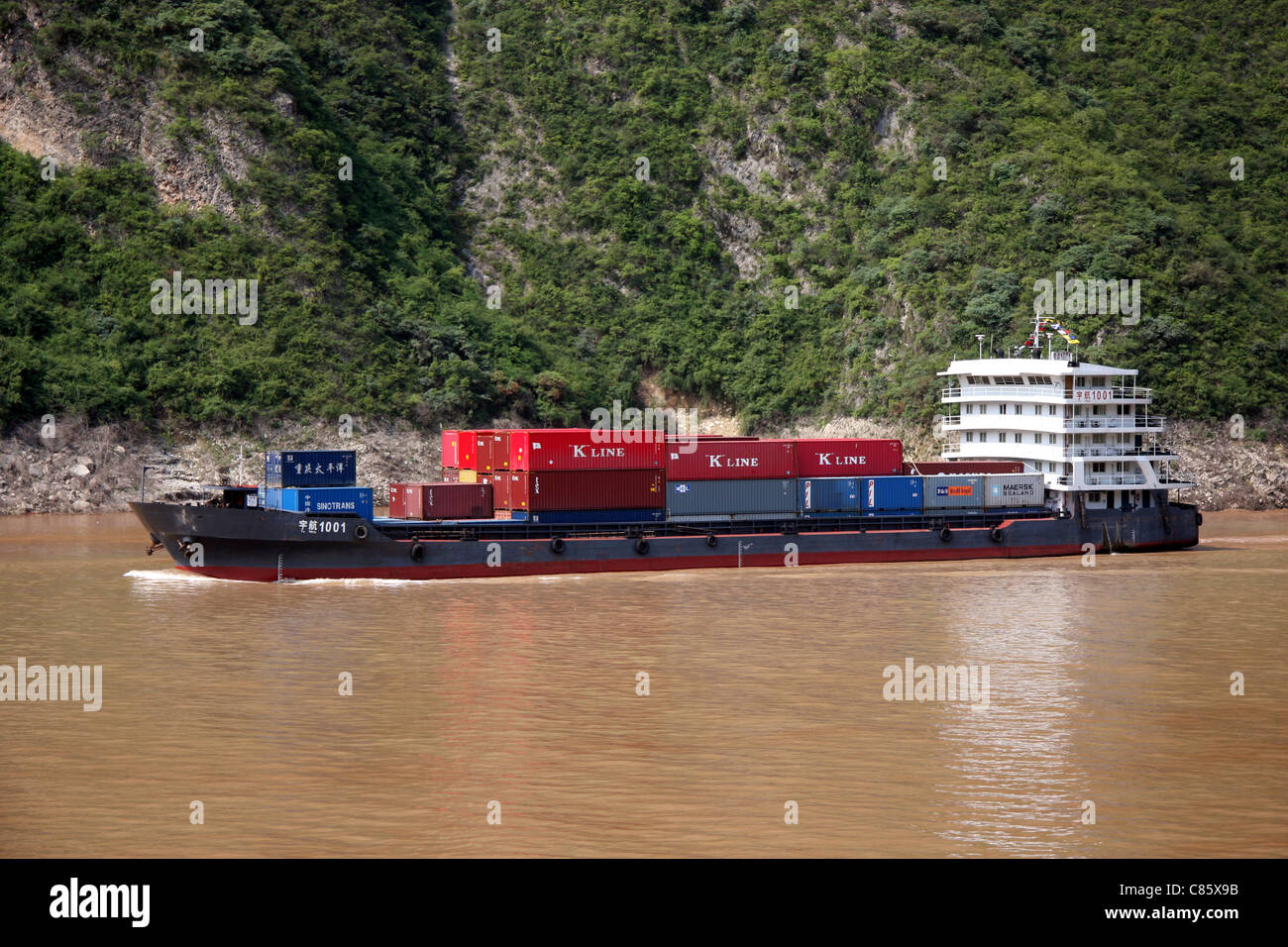 Il trasporto di container da fiume freighter sul Fiume Yangtze a Wu Gorge, Cina Foto Stock