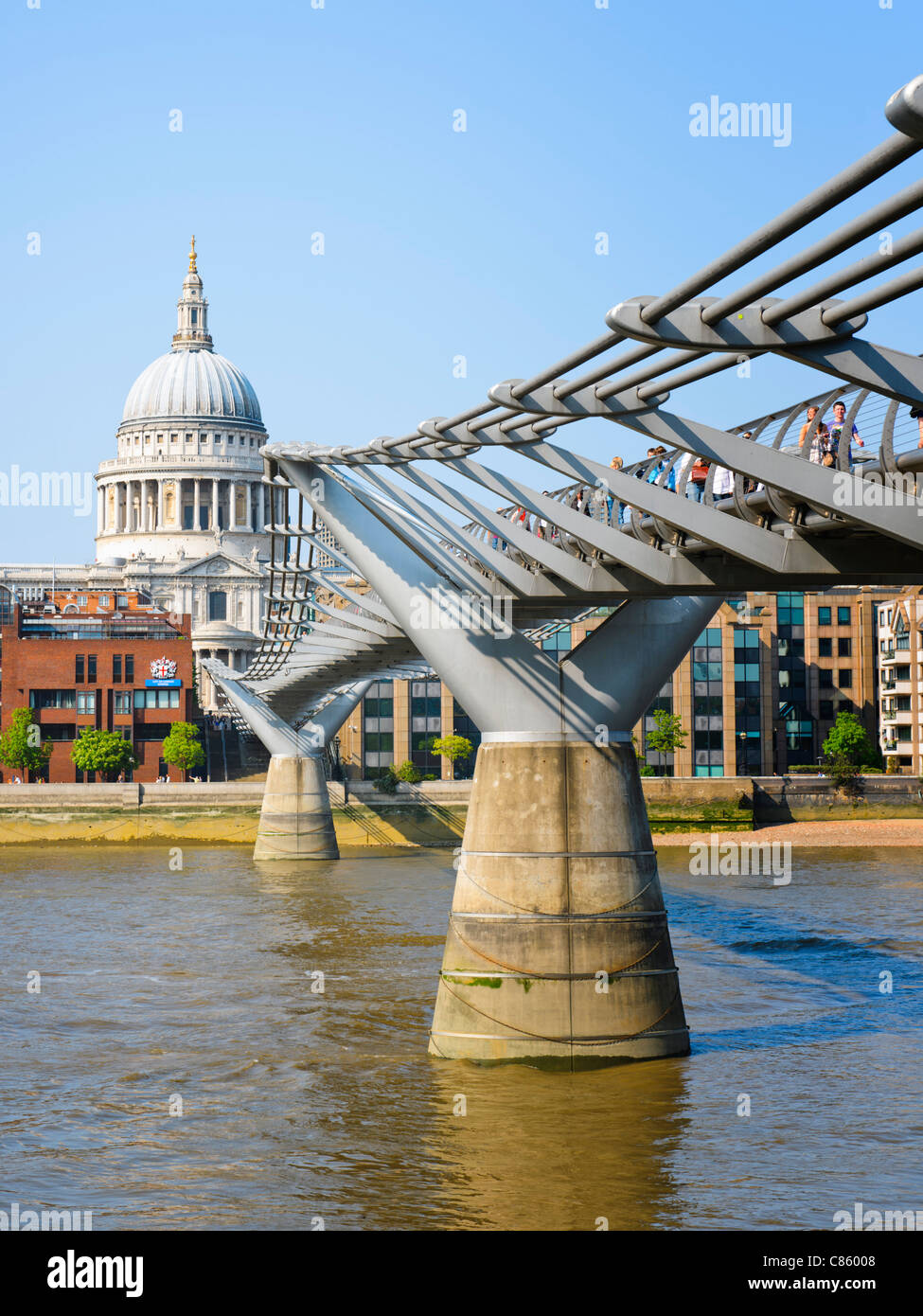 La Cattedrale di St Paul e Millenium Bridge, Londra Foto Stock
