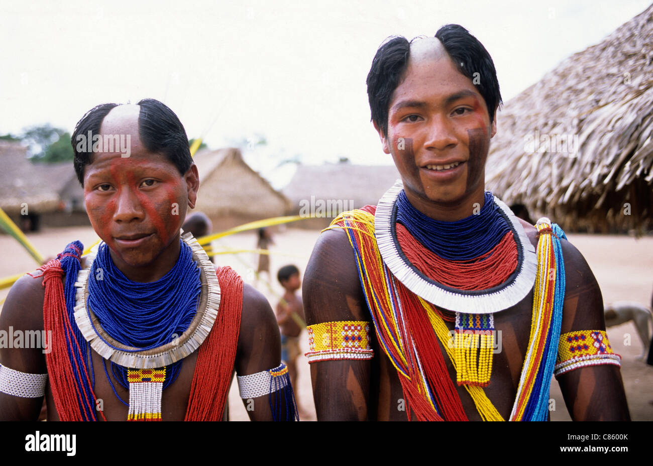 Villaggio Bacaja, Brasile. Due guerrieri del Xicrin Kayapo tribù in pieno viso e corpo di vernice e con il tallone e la shell di ornamenti. Foto Stock