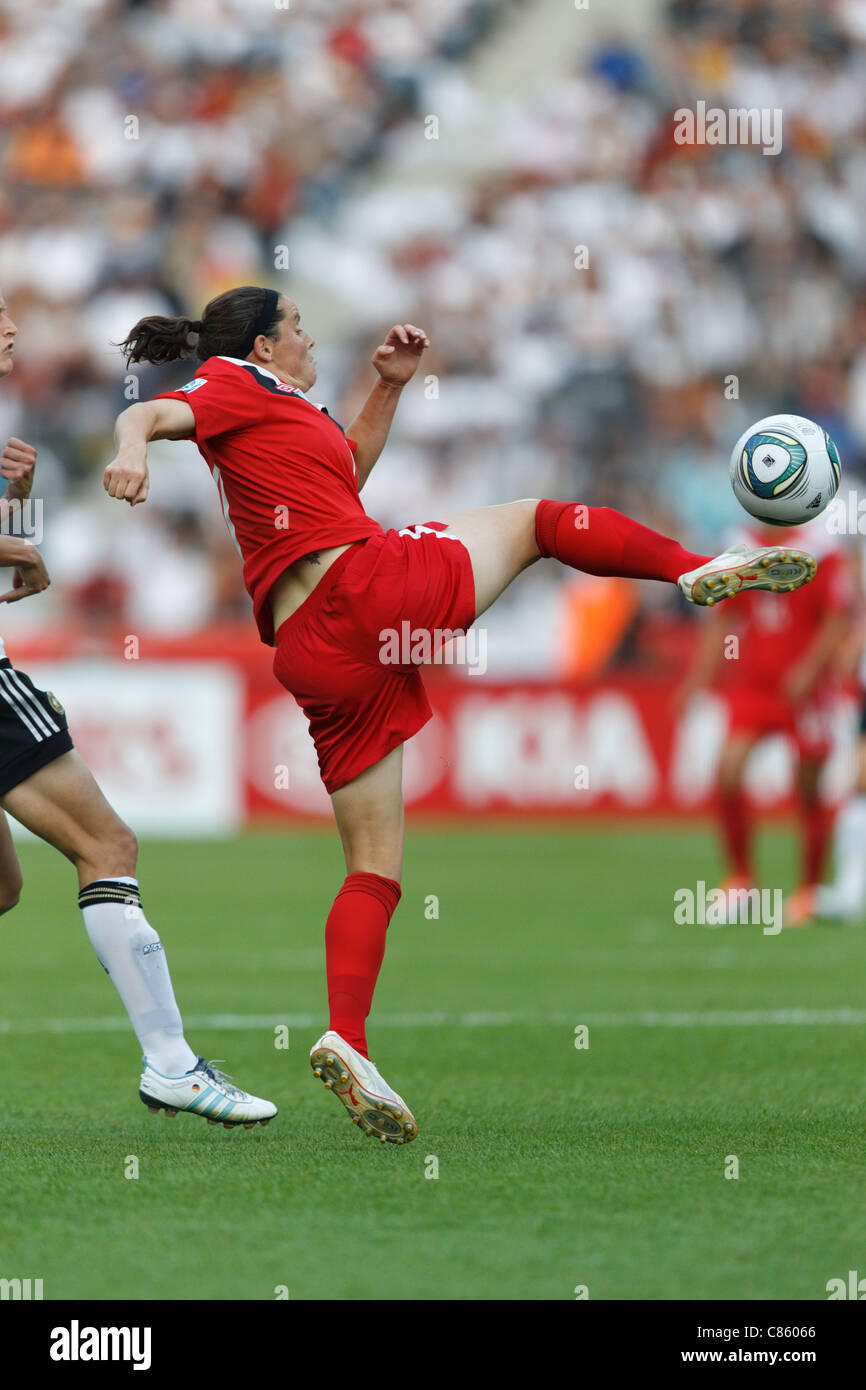 Il canadese Rhian Wilkinson si allunga per il pallone durante la partita di apertura del torneo di calcio femminile contro la Germania all'Olympiastadion il 26 giugno 2011 a Berlino. Solo per uso editoriale. Uso commerciale vietato. Nessun push all'utilizzo del dispositivo mobile. (Fotografia di Jonathan Paul Larsen / Diadem Images) Foto Stock
