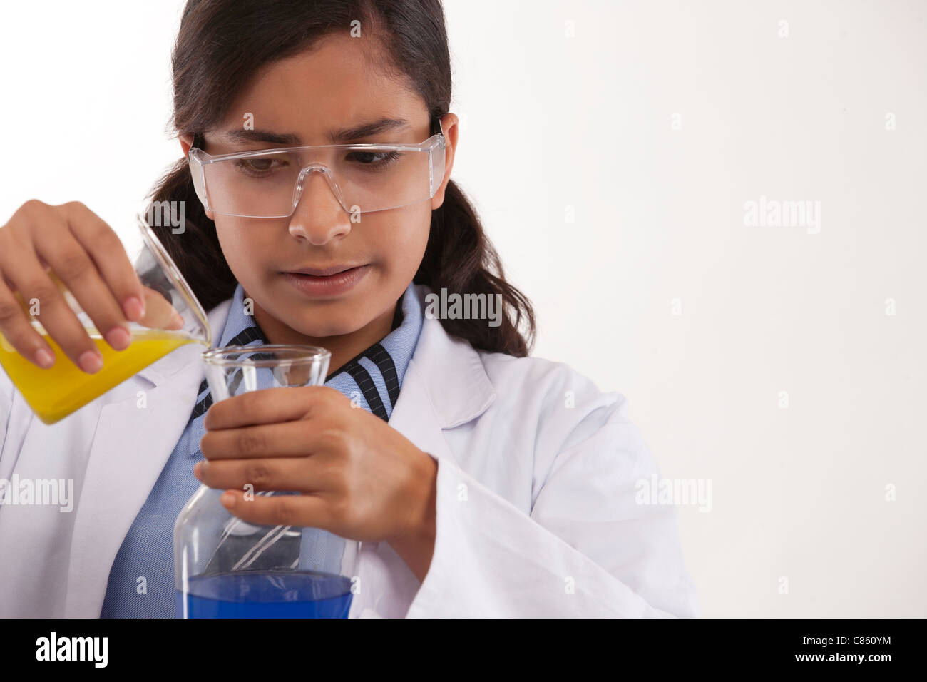 School girl miscelazione di prodotti chimici Foto Stock