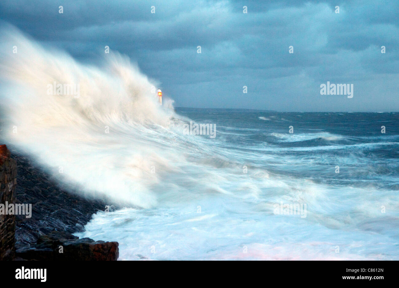 Onde che si infrangono sulle Porthcawl pier, nel Galles del Sud. Foto Stock