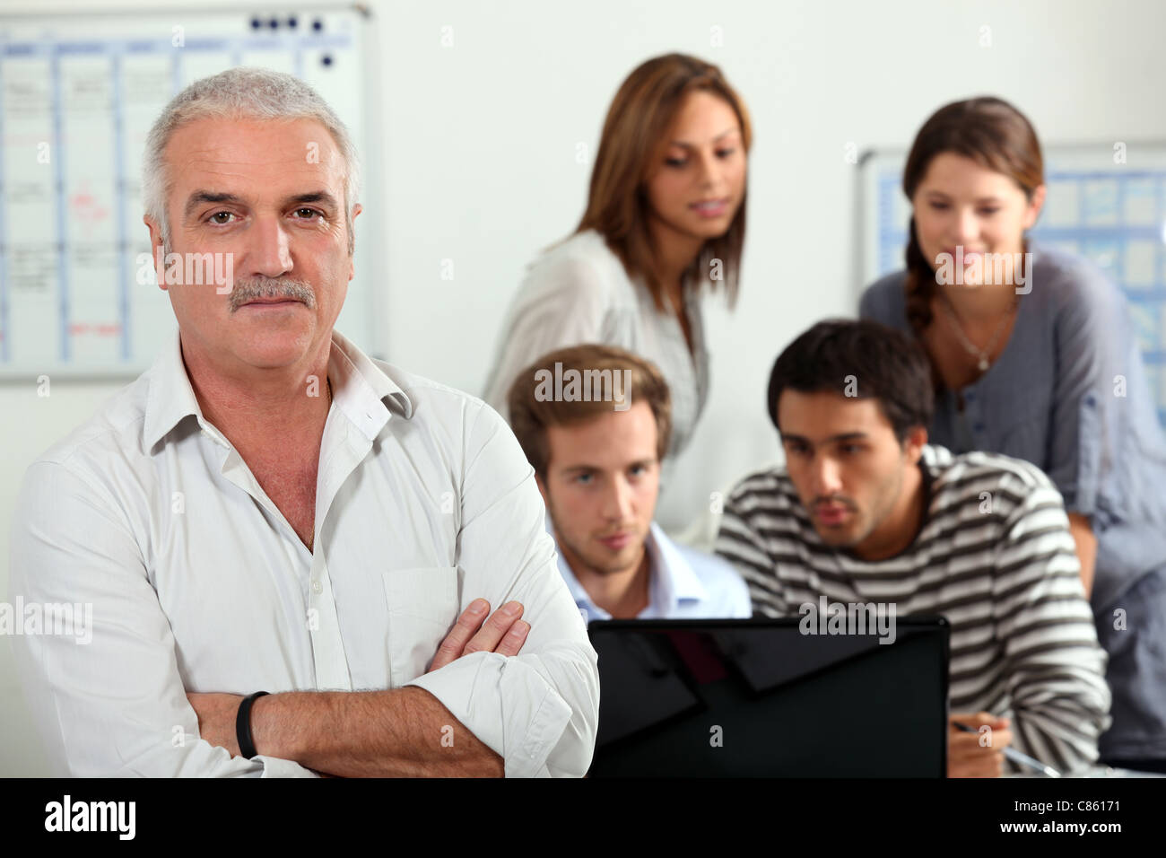 Un gruppo di persone su un computer Foto Stock
