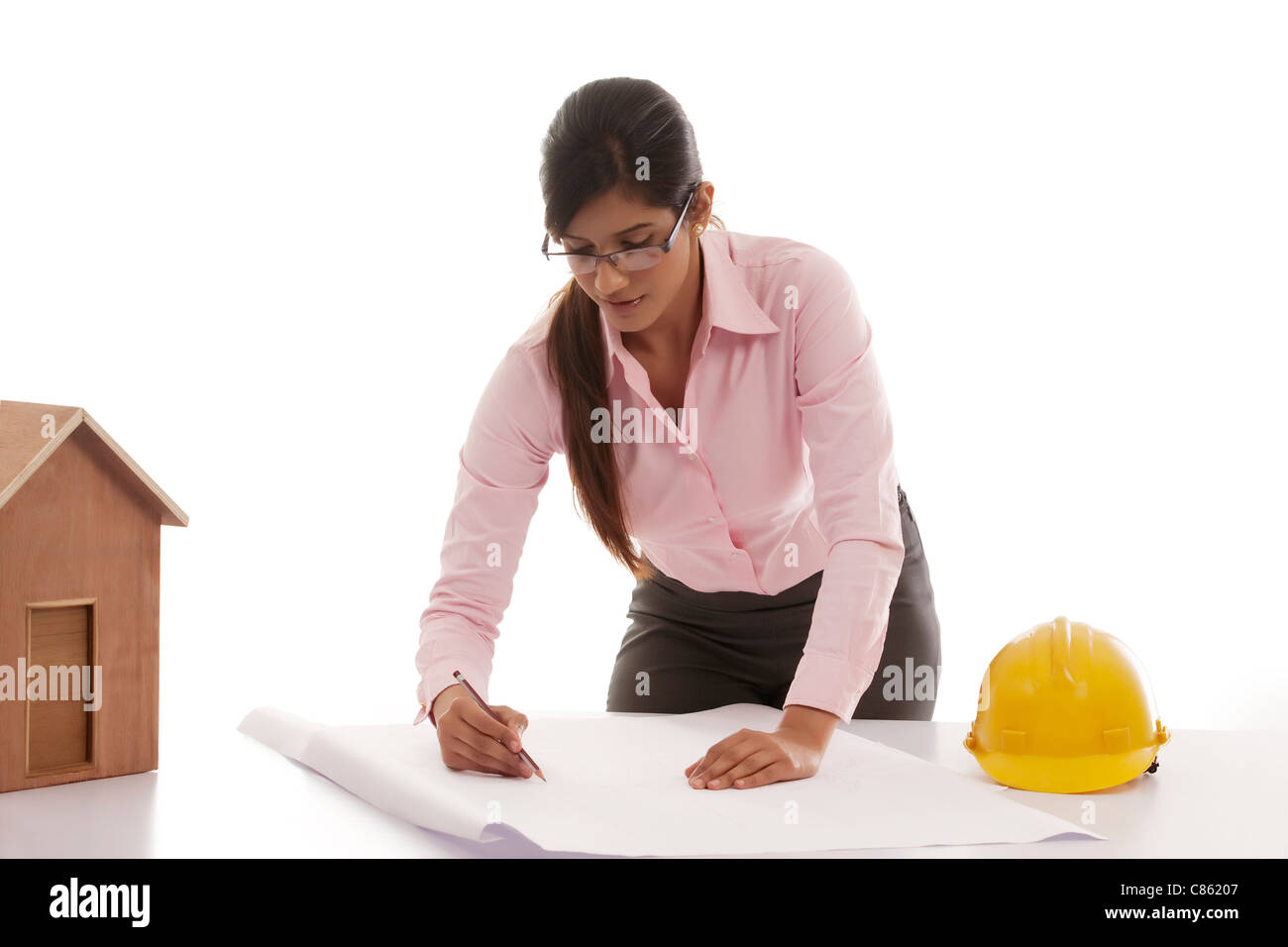 Ingegnere femmina rendendo blueprints Foto Stock