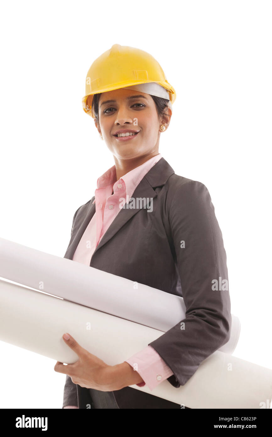 Ingegnere femmina con blueprint Foto Stock