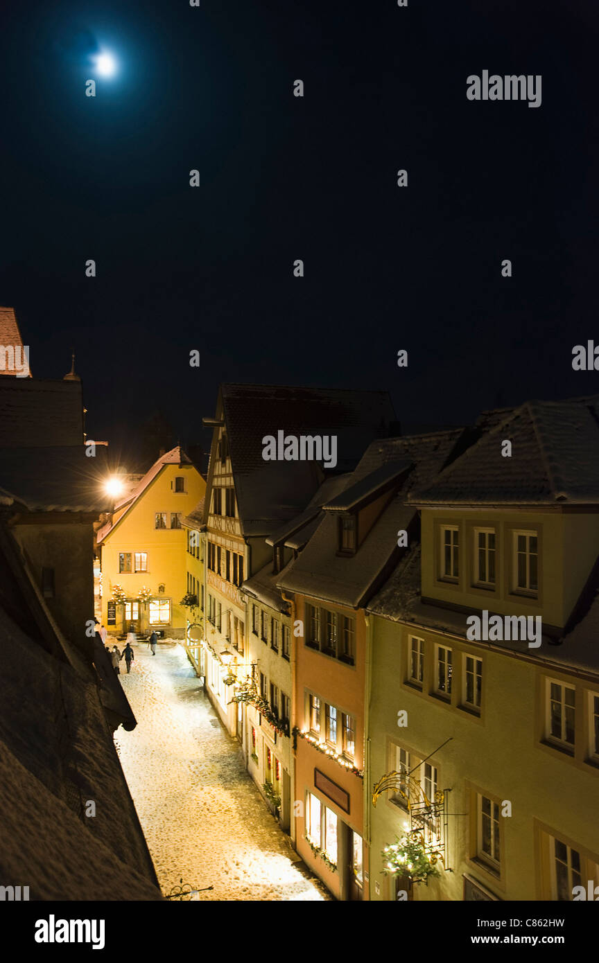 Pittoresco, coperta di neve villaggio di notte Foto Stock