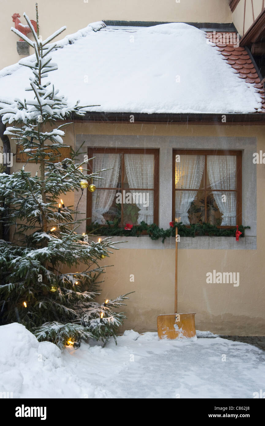 Decorate, coperta di neve albero di Natale Foto Stock