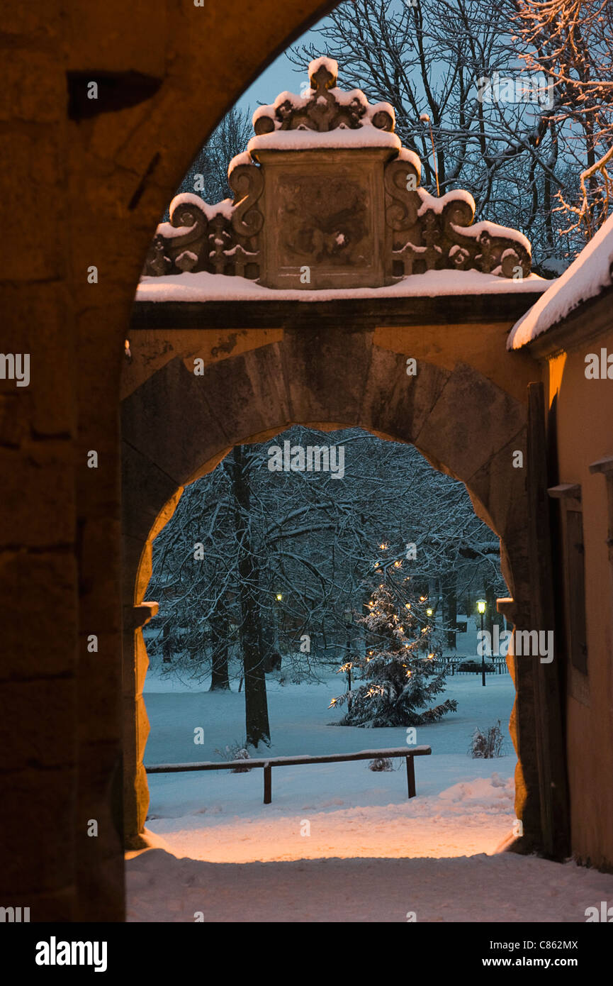 Arco e parco nella coperta di neve village Foto Stock