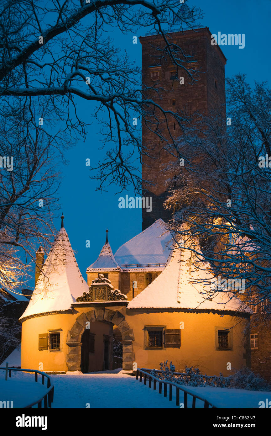 Coperte di neve edificio del villaggio di notte Foto Stock