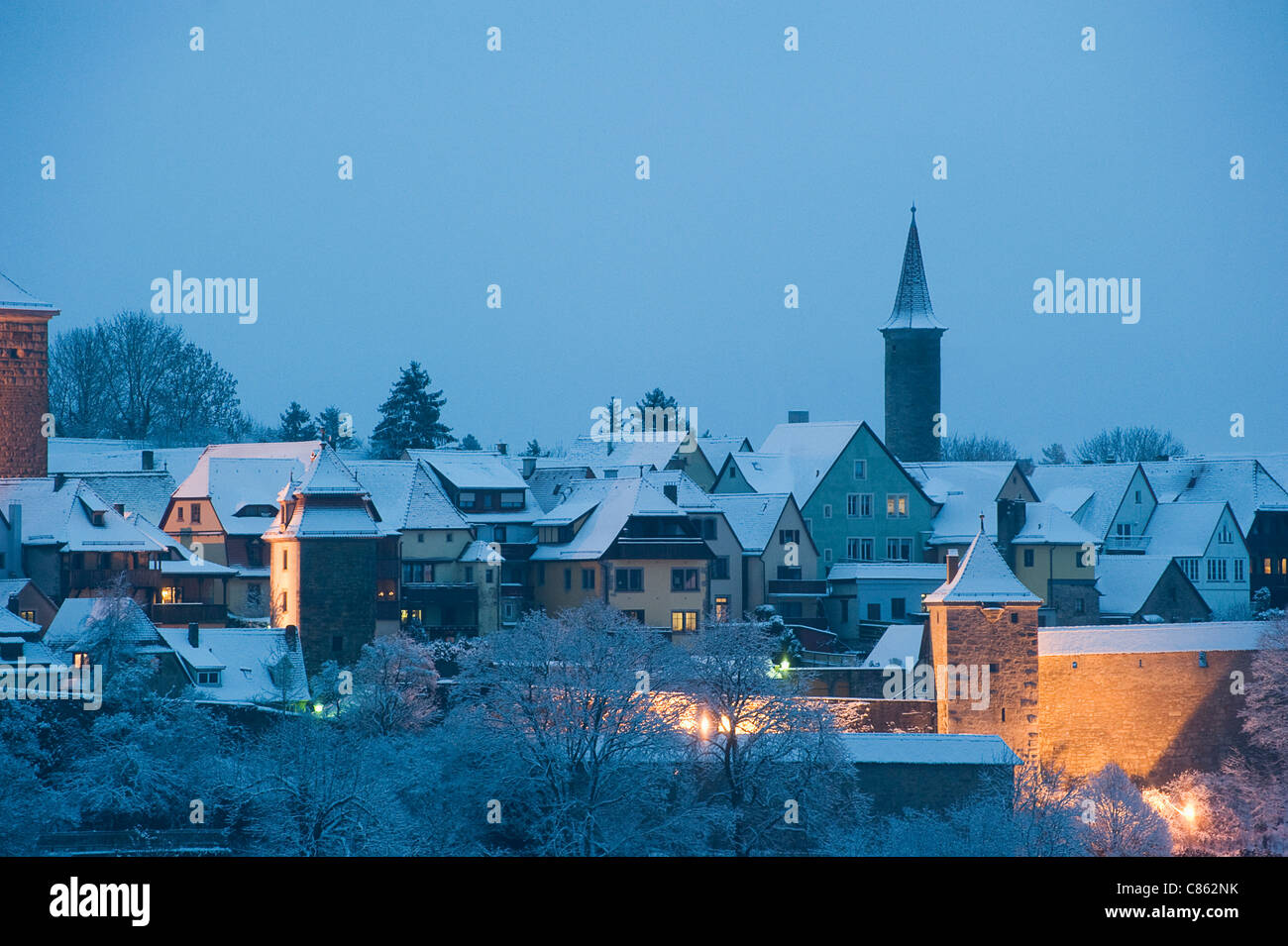 Pittoresco, coperta di neve villaggio di notte Foto Stock