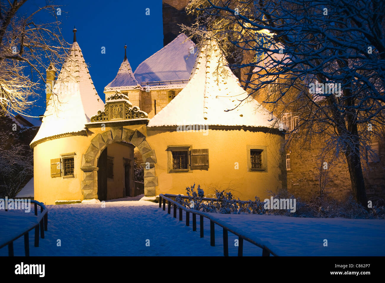 Coperte di neve edificio del villaggio di notte Foto Stock