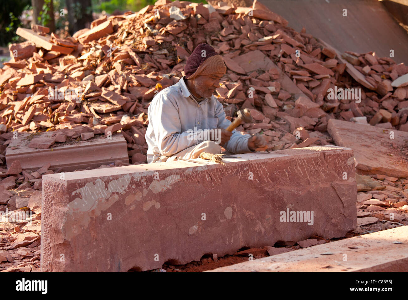Scalpellino utilizzando tradizionali abilità manuale alla pietra officina presso la tomba di Humayuns a New Delhi, in India Foto Stock