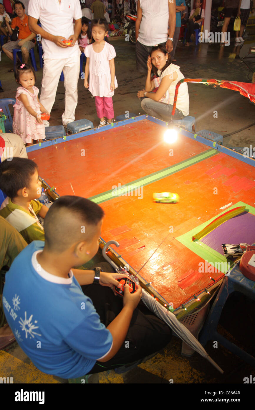 Bambino che gioca il gioco di corse , Bangkok Chinatown , della Thailandia Foto Stock