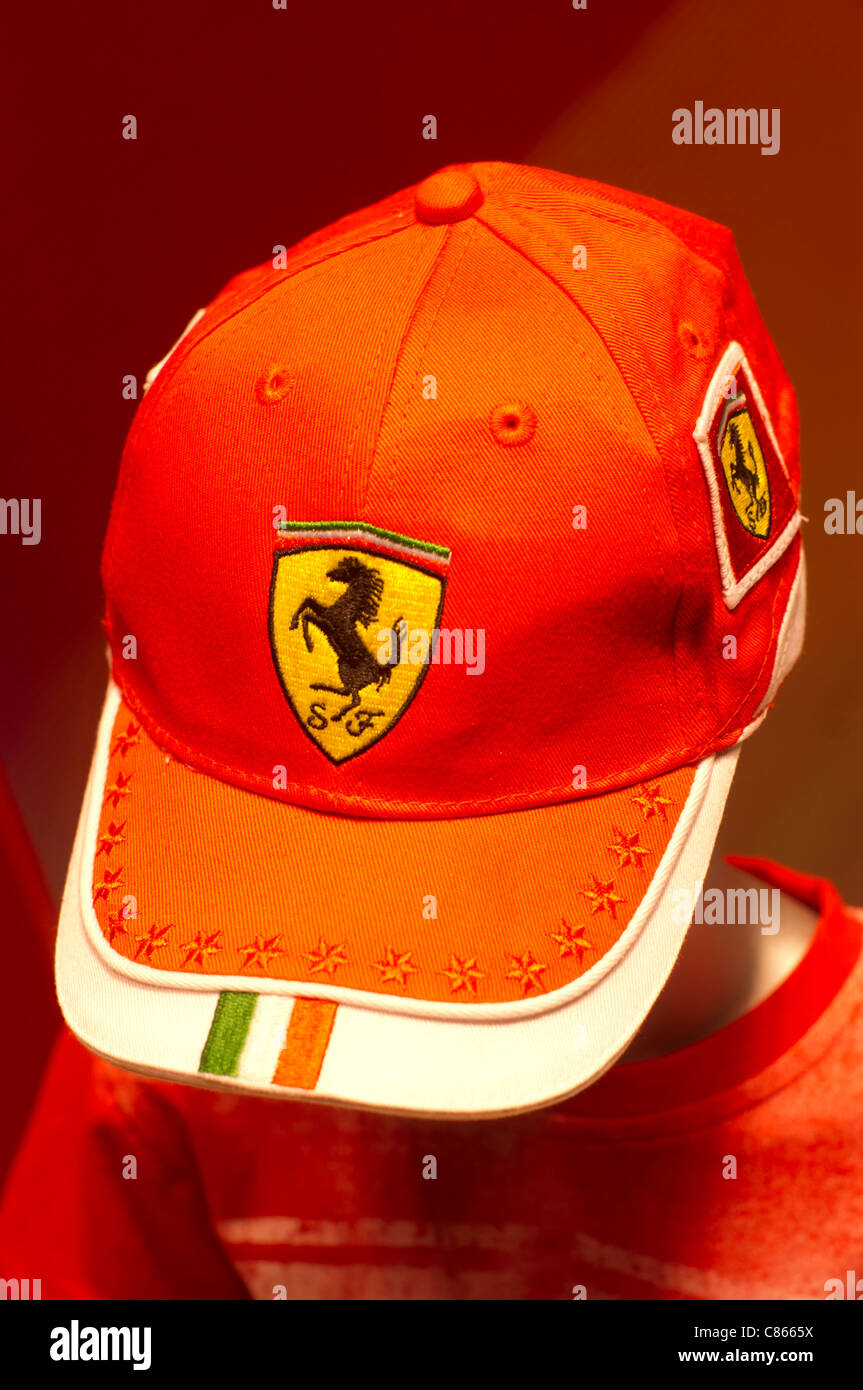 Ferrari merchandise, bambini Cappello con logo Ferrari Foto stock - Alamy