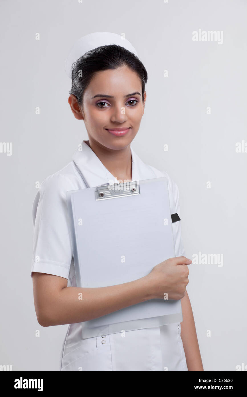 Ritratto di un infermiere con una clipboard Foto Stock