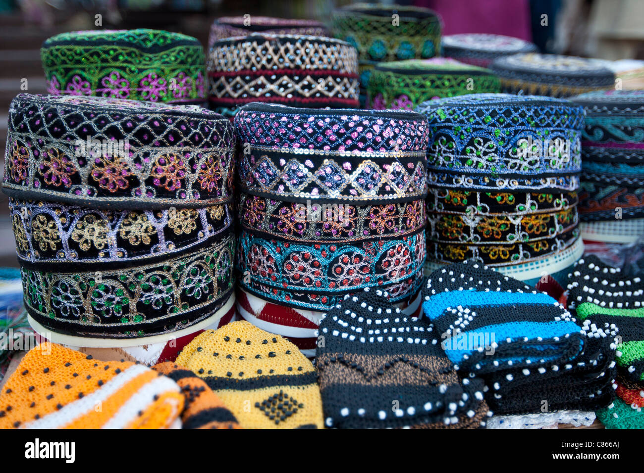 Tradizionale preghiera musulmana caps, takiyah o kufi, in vendita presso il Meena Bazar Market nella zona musulmana di Vecchia Delhi, India Foto Stock