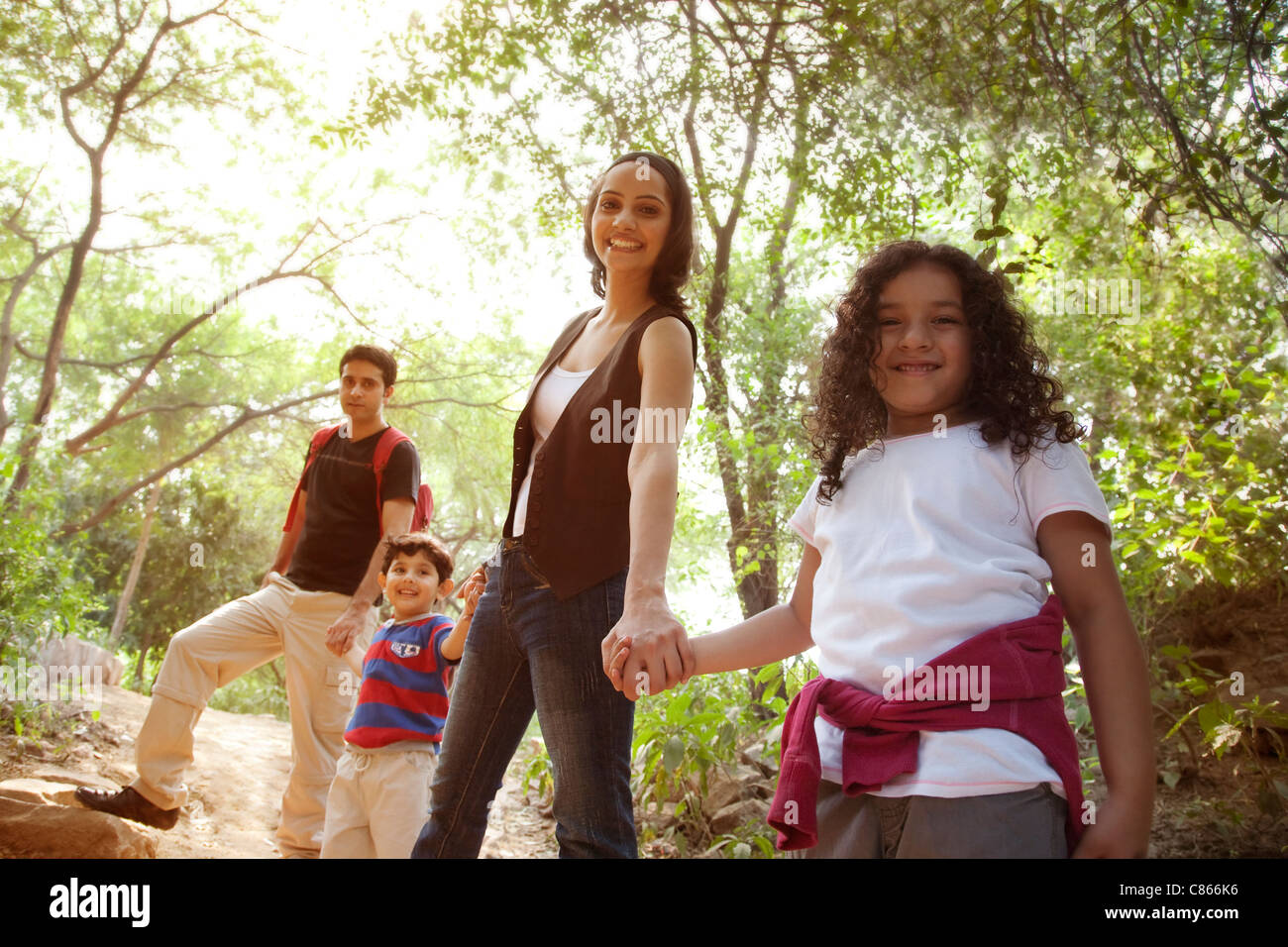 Ritratto di una famiglia in un parco Foto Stock