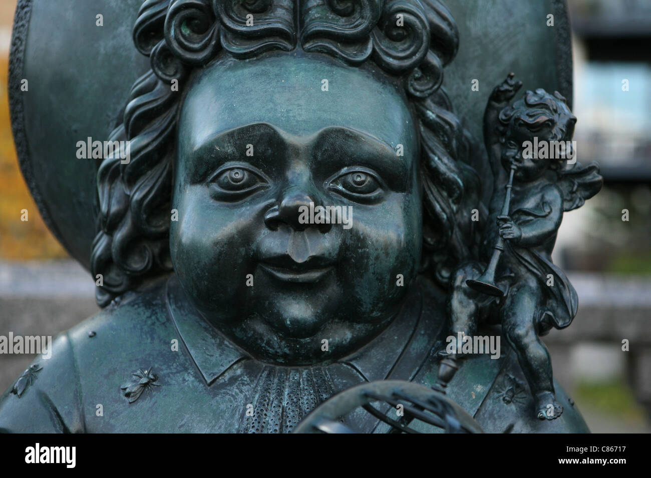La nana in bronzo. Dettaglio del monumento a zar russo Pietro il Grande dello scultore Mihail Chemiakin in Deptford in Londra, Regno Unito. Foto Stock