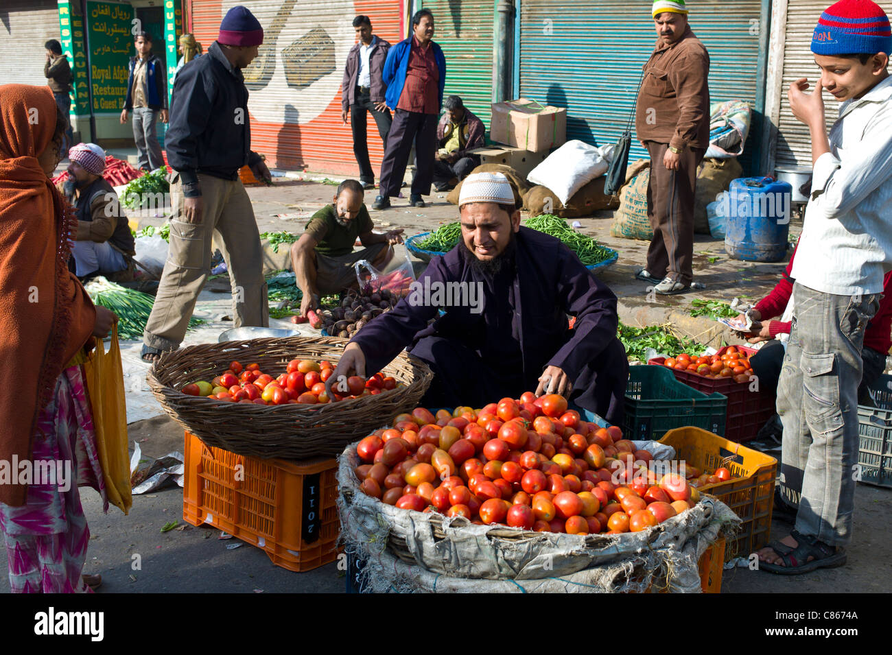 La Vecchia Delhi, Daryagang mercato di frutta e verdura in vendita, India Foto Stock